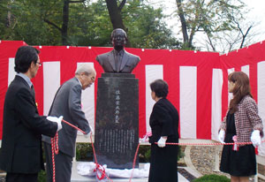 佐藤栄太郎先生胸像除幕式の様子
