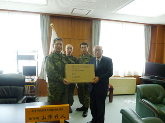 自衛隊にマスク1万着贈呈