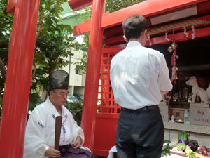 秋本家の稲荷神社の鳥居などの竣工式
