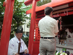 秋本家の稲荷神社の鳥居などの竣工式