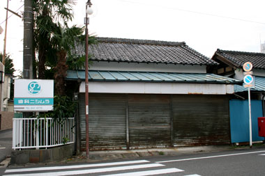 取り壊す予定の稲荷屋最初の店舗