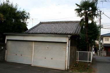 取り壊す予定の稲荷屋最初の店舗