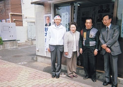 選挙事務所前で