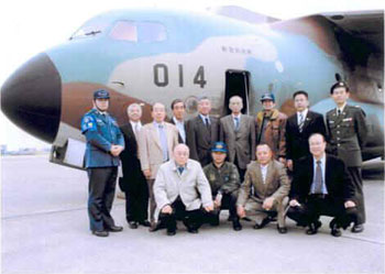 入間所属のC‐1輸送機前で