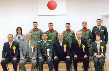 陸上自衛隊32連隊45周年創立記念日に功労者として感謝状を頂きました。 平成18年3月12日